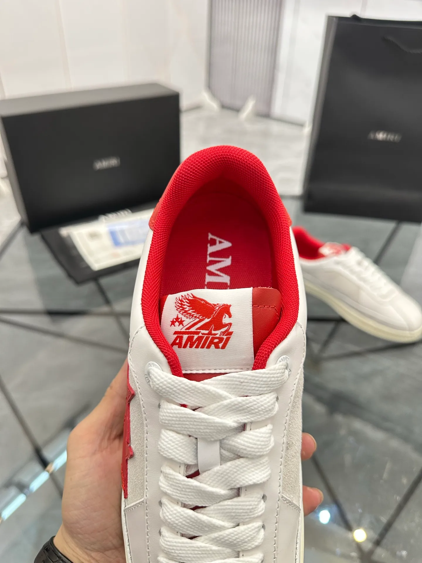 Men's shoes: 💰P560¥ Guangzhou top quality Product trademark: AMIRI* "Amir*" low-top casual shoes Regular size: 39-44 (can be customized to 45) Product material: imported first-layer cowhide leather upper, breathable lining, original outsole. Number: 525